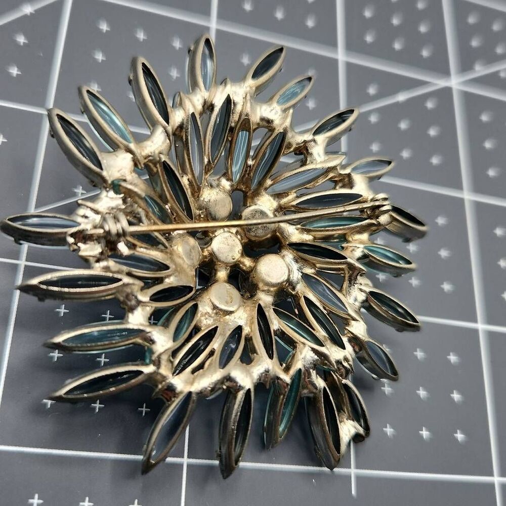 Vtg Unsigned Swirl Round Floral Burst Glass & AB Rhinestone Brooch Blue Gray OS - Picture 9 of 9